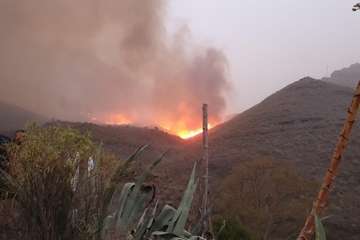 El fuego declarado a última hora de la tarde de este sábado crece con fuerza y se dirige hacia Tasartico (Foto TA)